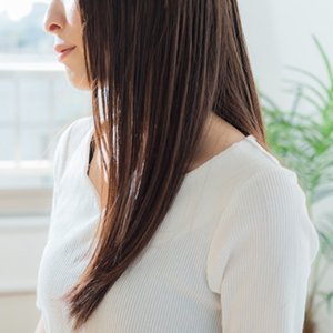 女性の髪後ろ姿