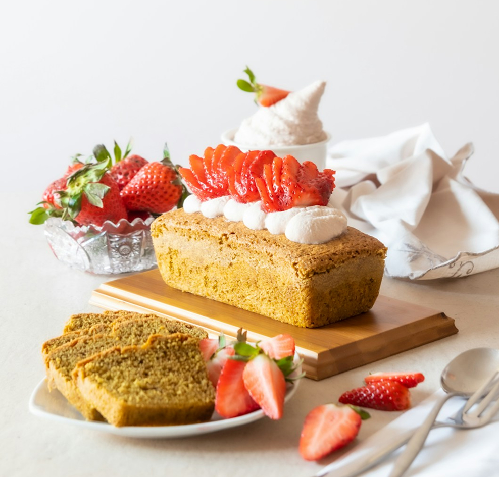 イチゴのケーキが盛り付けられている画像